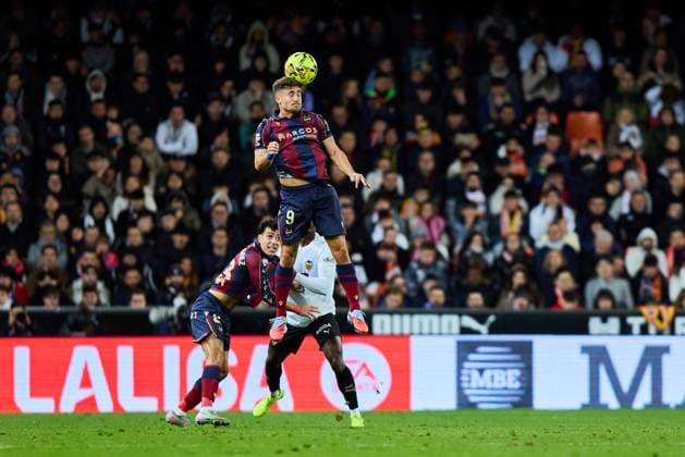 Valencia CF v Levante UD - LaLiga EA Sports VALENCIA, SPAIN - NOVEMBER 21: Ivan Romero of Levante UD in action during to the LaLiga EA Sports match between Valencia CF and Levante UD Mestalla stadium on November 21, 2025 in Valencia, Spain. (Photo by Jose Torres Photo Players Images Magara Press) Valencia Estadio de Mestalla Spain Copyright: xJosexTorresx