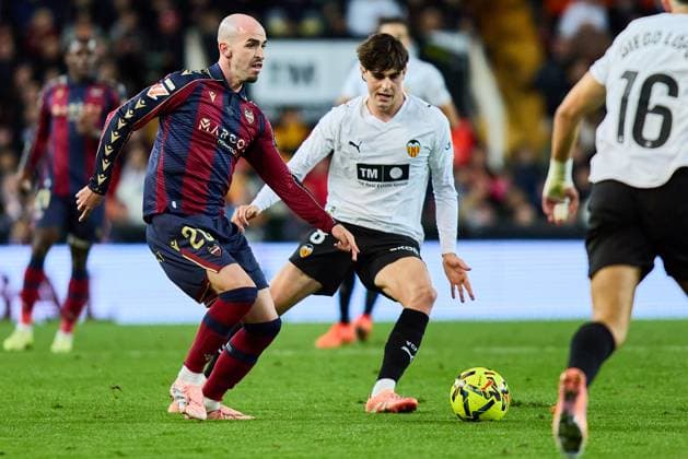 Valencia CF v Levante UD - LaLiga EA Sports VALENCIA, SPAIN - NOVEMBER 21: Oriol Rey of Levante UD competes for the ball with Javi Guerra Central Midfield of Valencia CF during to the LaLiga EA Sports match between Valencia CF and Levante UD Mestalla stadium on November 21, 2025 in Valencia, Spain. (Photo by Jose Torres Photo Players Images Magara Press) Valencia Estadio de Mestalla Spain Copyright: xJosexTorresx