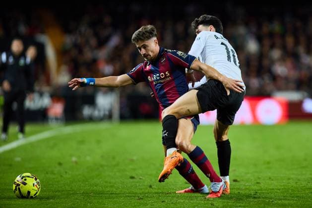 Valencia CF v Levante UD - LaLiga EA Sports VALENCIA, SPAIN - NOVEMBER 21: Ivan Romero of Levante UD competes for the ball with Andre Almeida Central Midfield of Valencia CF during to the LaLiga EA Sports match between Valencia CF and Levante UD Mestalla stadium on November 21, 2025 in Valencia, Spain. (Photo by Jose Torres Photo Players Images Magara Press) Valencia Estadio de Mestalla Spain Copyright: xJosexTorresx