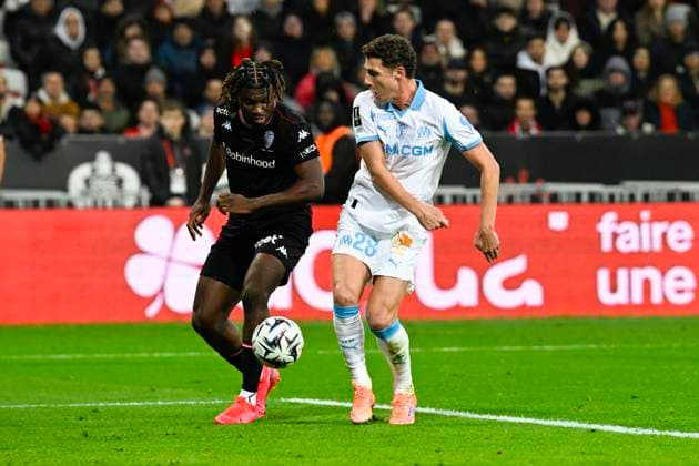 FOOTBALL : OGC Nice VS Olympique de Marseille - Ligue 1 McDonald s - 21 11 2025 Benjmin Pavard (OM) Terem Moffi (OGC Nice) - Ligue 1 McDonald™s match between OGC Nice and Olympique de Marseille on November 21, 2025 at the Allianz Riviera Stadium in Nice. NiceFrance  Copyright: xWilliamxCannarellax
