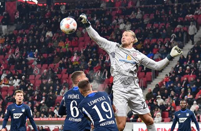 21 11 2025, xhbx, Soccer 1 Bundesliga, FSV Mainz 05 TSG Hoffenheim v l Grische Prömel TSG 1899 Hoffenheim , David Jurasek TSG 1899 Hoffenheim , Robin Zentner FSV Mainz 05 DFL DFB REGULATIONS PROHIBIT ANY USE OF PHOTOGRAPHS as IMAGE SEQUENCES and or QUASI VIDEO Mainz