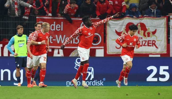 21 11 2025, Soccer Bundesliga, 1 FSV Mainz 05 TSG 1899 Hoffenheim, emonline, emspor, v l , Goal celebration, celebrate the goal DFL DFB REGULATIONS PROHIBIT ANY USE OF PHOTOGRAPHS AS IMAGE SEQUENCES AND OR QUASI VIDEO xdcx Copyright: HMBxMedia Claus