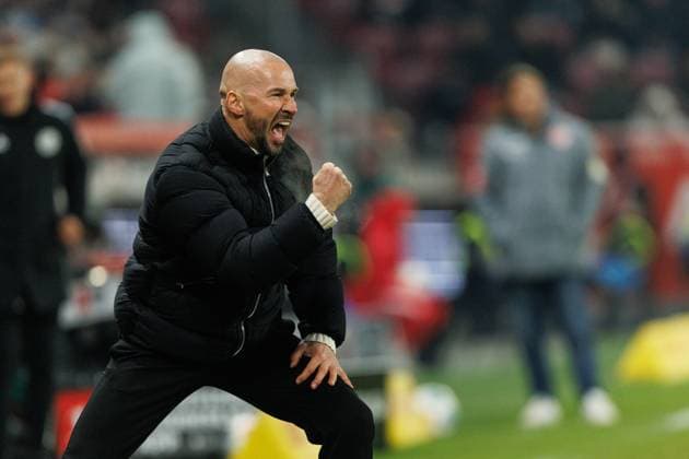 Christian Ilzer TSG Hoffenheim on the touchline, FSV Mainz 05 vs TSG Hoffenheim, Football, 1 Bundesliga, Matchday 11, Season 2025 2026, 21 11 2025 DFB regulations prohibit any use of photographs as image sequences and or quasi video FSV Mainz 05 vs TSG Hoffenheim, Football, 1 Bundesliga, Matchday 11, Season 2025 2026, 21 11 2025 Copyright: xEibner-Pressefoto AlexanderxNeisx EP_ANS