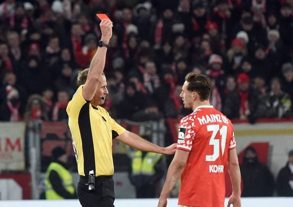 21 11 2025, xhbx, Soccer 1 Bundesliga, FSV Mainz 05 TSG Hoffenheim v l Sascha Stegemann DFB Referee Red card for, red card for, sending off, Game Misconduct Dominik Kohr FSV Mainz 05 DFL DFB REGULATIONS PROHIBIT ANY USE OF PHOTOGRAPHS as IMAGE SEQUENCES and or QUASI VIDEO Mainz