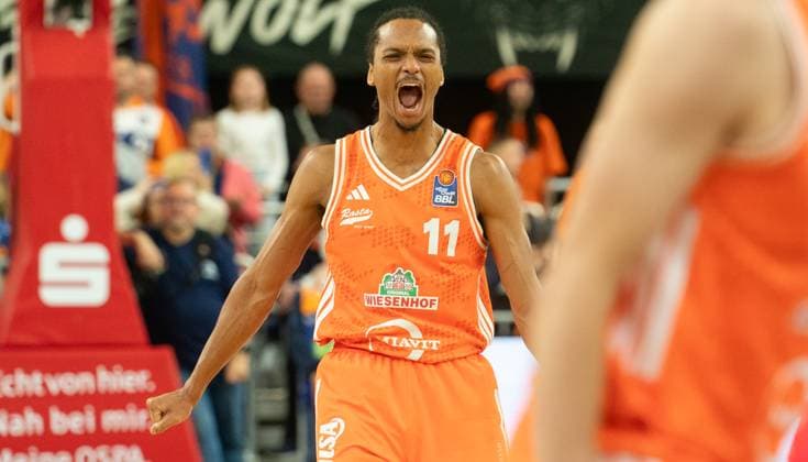 21 11 2025, Basketball, Men, easy credit BBL, easy credit Bundesliga, BBL, Bundesliga, Season 2025 26, 8 Matchday, Rostock Seawolves SC Rasta Vechta Alonzo Verge Jr RASTA Vechta cheers Rostock Stadthalle Mecklenburg Vorpommern Germany