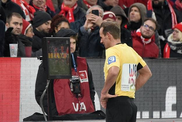 21 11 2025, xhbx, Fußball 1 Bundesliga, FSV Mainz 05 TSG Hoffenheim v l Sascha Stegemann DFB Schiedsrichter , Videobeweis, VAR, Videoentscheid DFL DFB REGULATIONS PROHIBIT ANY USE OF PHOTOGRAPHS as IMAGE SEQUENCES and or QUASI VIDEO Mainz