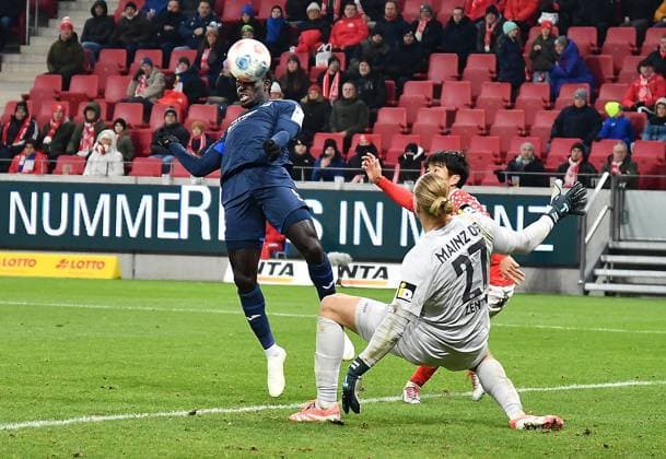 21 11 2025, xhbx, Soccer 1 Bundesliga, FSV Mainz 05 TSG Hoffenheim v l Ihlas Bebou TSG 1899 Hoffenheim , Robin Zentner FSV Mainz 05 DFL DFB REGULATIONS PROHIBIT ANY USE OF PHOTOGRAPHS as IMAGE SEQUENCES and or QUASI VIDEO Mainz