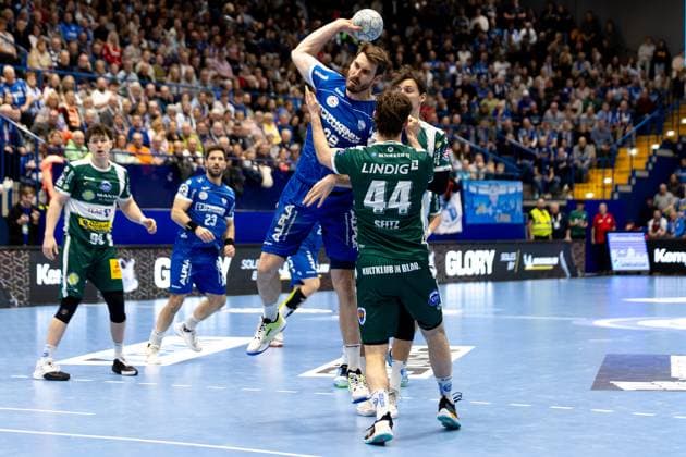21 11 2025, xkwix, Handball, 1 Handball Bundesliga, DAIKIN HBL 2025 26, TBV Lemgo Lippe ThSV Eisenach, PHOENIX CONTACT Arena Hendrik Wagner TBV Lemgo Lippe 28 in a duel against Stephan Seitz ThSV Eisenach 44 NRW Germany