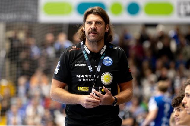 21 11 2025, xkwix, Handball, 1 Handball Bundesliga, DAIKIN HBL 2025 26, TBV Lemgo Lippe ThSV Eisenach, PHOENIX CONTACT Arena Sebastian Hinze ThSV Eisenach Head Coach NRW Germany