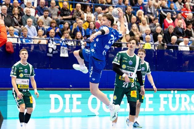 21 11 2025, xkwix, Handball, 1 Handball Bundesliga, DAIKIN HBL 2025 26, TBV Lemgo Lippe ThSV Eisenach, PHOENIX CONTACT Arena Joël Willecke TBV Lemgo Lippe 24 at goal throw NRW Germany