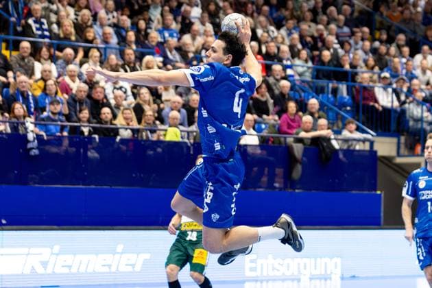 21 11 2025, xkwix, Handball, 1 Handball Bundesliga, DAIKIN HBL 2025 26, TBV Lemgo Lippe ThSV Eisenach, PHOENIX CONTACT Arena Samuel Zehnder TBV Lemgo Lippe 4 at goal throw NRW Germany