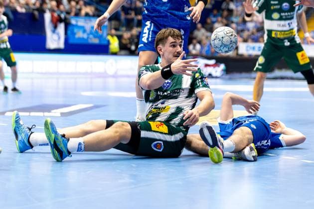 21 11 2025, xkwix, Handball, 1 Handball Bundesliga, DAIKIN HBL 2025 26, TBV Lemgo Lippe ThSV Eisenach, PHOENIX CONTACT Arena Felix Aellen ThSV Eisenach 22 after a duel on the ground NRW Germany