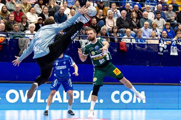 21 11 2025, xkwix, Handball, 1 Handball Bundesliga, DAIKIN HBL 2025 26, TBV Lemgo Lippe ThSV Eisenach, PHOENIX CONTACT Arena Alexander Saul ThSV Eisenach 95 in goal throw against Constantin Möstl TBV Lemgo Lippe 1 who holds the ball NRW Germany