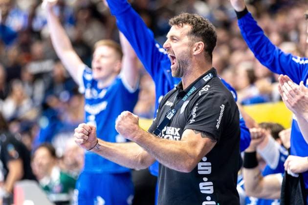 21 11 2025, xkwix, Handball, 1 Handball Bundesliga, DAIKIN HBL 2025 26, TBV Lemgo Lippe ThSV Eisenach, PHOENIX CONTACT Arena Florian Kehrmann TBV Lemgo Lippe head coach cheering NRW Germany