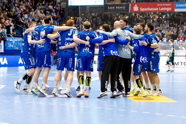 21 11 2025, xkwix, Handball, 1 Handball Bundesliga, DAIKIN HBL 2025 26, TBV Lemgo Lippe ThSV Eisenach, PHOENIX CONTACT Arena The team from Lemgo after the final whistle in the players circle NRW Germany