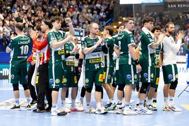 21 11 2025, xkwix, Handball, 1 Handball Bundesliga, DAIKIN HBL 2025 26, TBV Lemgo Lippe ThSV Eisenach, PHOENIX CONTACT Arena The team from Eisenach applauds the fans after the final whistle NRW Germany