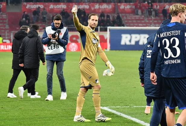 21 11 2025, xhbx, Soccer 1 Bundesliga, FSV Mainz 05 TSG Hoffenheim v l Oliver Baumann TSG 1899 Hoffenheim after the match with the fans DFL DFB REGULATIONS PROHIBIT ANY USE OF PHOTOGRAPHS as IMAGE SEQUENCES and or QUASI VIDEO Mainz