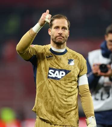 21 11 2025, Soccer Bundesliga, 1 FSV Mainz 05 TSG 1899 Hoffenheim, emonline, emspor, v l , Goalkeeper Oliver Baumann TSG 1899 Hoffenheim is celebrated by the fans after his 500 competitive match DFL DFB REGULATIONS PROHIBIT ANY USE OF PHOTOGRAPHS AS IMAGE SEQUENCES AND OR QUASI VIDEO xdcx Copyright: HMBxMedia Claus
