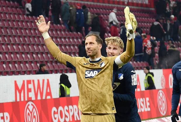 21 11 2025, xhbx, Soccer 1 Bundesliga, FSV Mainz 05 TSG Hoffenheim v l Oliver Baumann TSG 1899 Hoffenheim after the match with the fans DFL DFB REGULATIONS PROHIBIT ANY USE OF PHOTOGRAPHS as IMAGE SEQUENCES and or QUASI VIDEO Mainz