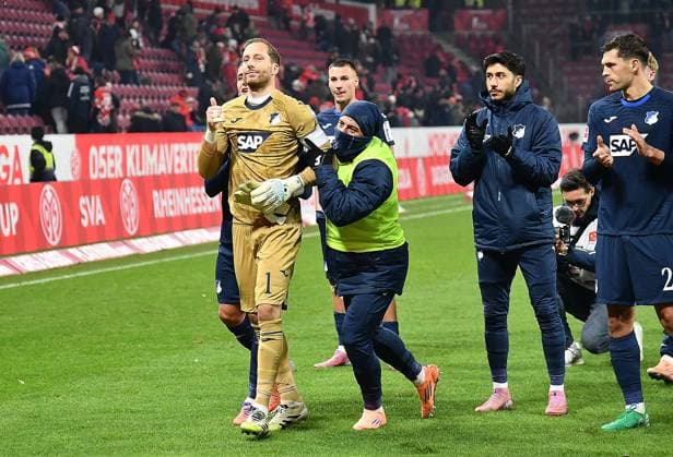 21 11 2025, xhbx, Soccer 1 Bundesliga, FSV Mainz 05 TSG Hoffenheim v l Oliver Baumann TSG 1899 Hoffenheim after the match with the fans DFL DFB REGULATIONS PROHIBIT ANY USE OF PHOTOGRAPHS as IMAGE SEQUENCES and or QUASI VIDEO Mainz