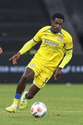 21 11 2025, xtgx, Soccer 2 Bundesliga Hertha BSC Berlin Eintracht Braunschweig emspor, v l Christian Conteh Braunschweig, 32 am Ball, plays the ball DFL DFB REGULATIONS PROHIBIT ANY USE OF PHOTOGRAPHS as IMAGE SEQUENCES and or QUASI VIDEO Berlin