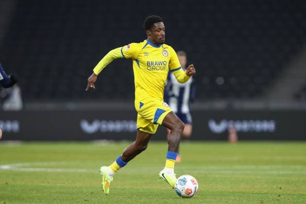 21 11 2025, xtgx, Soccer 2 Bundesliga Hertha BSC Berlin Eintracht Braunschweig emspor, v l Christian Conteh Braunschweig, 32 am Ball, plays the ball DFL DFB REGULATIONS PROHIBIT ANY USE OF PHOTOGRAPHS as IMAGE SEQUENCES and or QUASI VIDEO Berlin