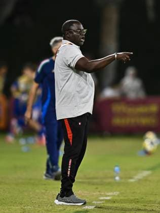 Italy v Burkina Faso : Quarter-final- FIFA U-17 World Cup Qatar 2025 Head coach of Burkina Faso Oscar Barro reacts during the FIFA U-17 World Cup Qatar 2025 Quarter-final match between Italy and Burkina Faso in Doha, Qatar, on November 21, 2025. DOHA Qatar Copyright: xNOUSHADxTHEKKAYILx