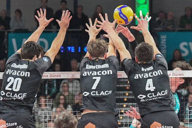 from left Ethan Champlin SVG Lüneburg, 16 , Joscha Kunstmann SVG Lüneburg, 7 Christopher Byam SVG Lüneburg, 4 during block formation, action, action, game scene, 21 11 2025, Düren Germany , Volleyball, 1 Bundesliga Men, SWD Powervolleys Düren SVG Lüneburg xmhx