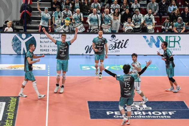 The players of the Powervolleys Düren celebrate a point, jubilation, celebrate the point, celebration, action, 21 11 2025, Düren Germany , Volleyball, 1 Bundesliga Men, SWD Powervolleys Düren SVG Lüneburg xmhx
