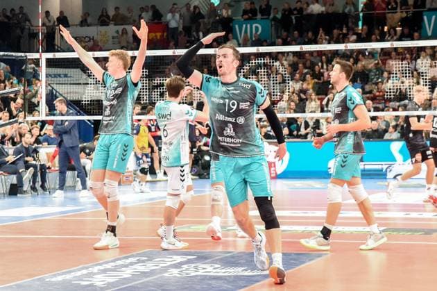 The players of the Powervolleys Düren celebrate a point, jubilation, celebrate the point, celebration, action, 21 11 2025, Düren Germany , Volleyball, 1 Bundesliga Men, SWD Powervolleys Düren SVG Lüneburg xmhx