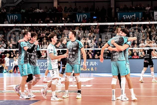The players of the Powervolleys Düren celebrate a point, jubilation, celebrate the point, celebration, action, 21 11 2025, Düren Germany , Volleyball, 1 Bundesliga Men, SWD Powervolleys Düren SVG Lüneburg xmhx
