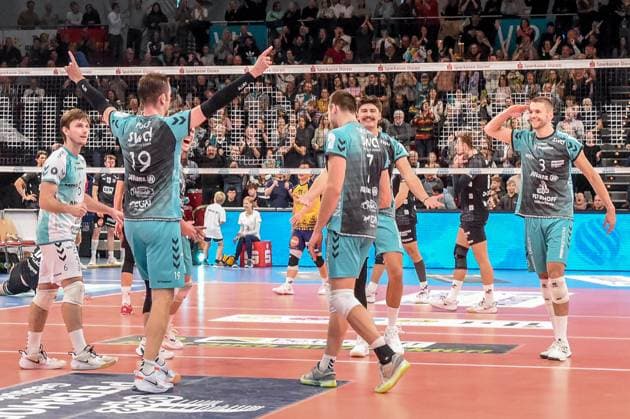 The players of the Powervolleys Düren celebrate a point, jubilation, celebrate the point, celebration, action, 21 11 2025, Düren Germany , Volleyball, 1 Bundesliga Men, SWD Powervolleys Düren SVG Lüneburg xmhx