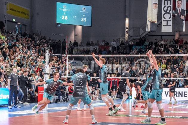 The players of the Powervolleys Düren celebrate a point, jubilation, celebrate the point, celebration, action, 21 11 2025, Düren Germany , Volleyball, 1 Bundesliga Men, SWD Powervolleys Düren SVG Lüneburg xmhx