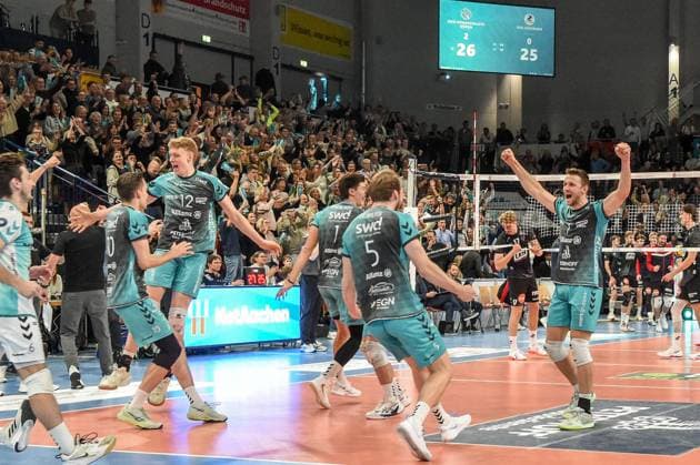 The players of the Powervolleys Düren celebrate a point, jubilation, celebrate the point, celebration, action, 21 11 2025, Düren Germany , Volleyball, 1 Bundesliga Men, SWD Powervolleys Düren SVG Lüneburg xmhx