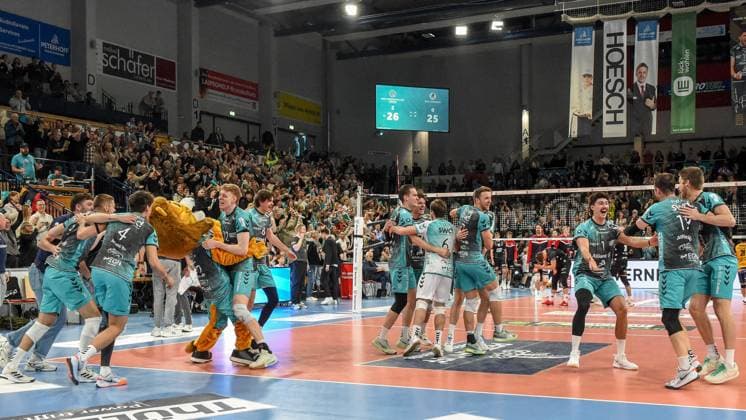 The players of the Powervolleys Düren celebrate a point, jubilation, celebrate the point, celebration, action, 21 11 2025, Düren Germany , Volleyball, 1 Bundesliga Men, SWD Powervolleys Düren SVG Lüneburg xmhx