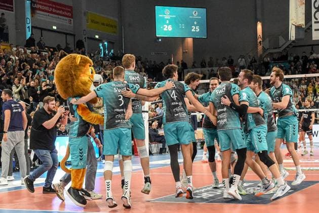 The players of the Powervolleys Düren celebrate a point, jubilation, celebrate the point, celebration, action, 21 11 2025, Düren Germany , Volleyball, 1 Bundesliga Men, SWD Powervolleys Düren SVG Lüneburg xmhx