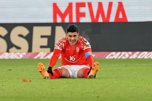 Mainz, Germany 21 November 2025 1 BL 2025 2026 FSV Mainz 05 vs TSG 1899 Hoffenheim In the picture Nadiem Amiri Mainz sits exhausted and exhausted after the final whistle on the pitch DFL regulations prohibit any use of photographs as image sequences and or quasi video Mewa Arena Rheinland Pfalz Copyright: xFotostandx xRacochax