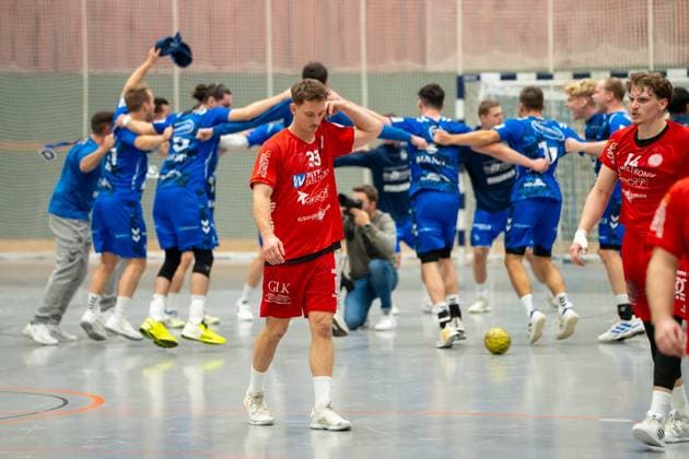 Handball I Men I Season 2025 2026 I 3 League I 12 Matchday I TV Bittenfeld 2 TSV Neuhausen Filder 1898 I 21 11 2025 Lukas Fischer 33, TSV Neuhausen disappointed after the defeat, in the background Bittenfeld celebrates the victory Waiblingen Gemeindehalle Bittenfeld Baden Württemberg Germany Copyright: xLobeca MaxxPetershansx