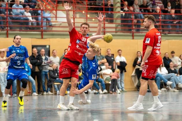 Handball I Men I Season 2025 2026 I 3 League I 12 Matchday I TV Bittenfeld 2 TSV Neuhausen Filder 1898 I 21 11 2025 Fabian Lucas 27, TV Bittenfeld 2 in the throw, behind him Lukas Fischer 33, TSV Neuhausen Waiblingen Community hall Bittenfeld Baden Württemberg Germany Copyright: xLobeca MaxxPetershansx