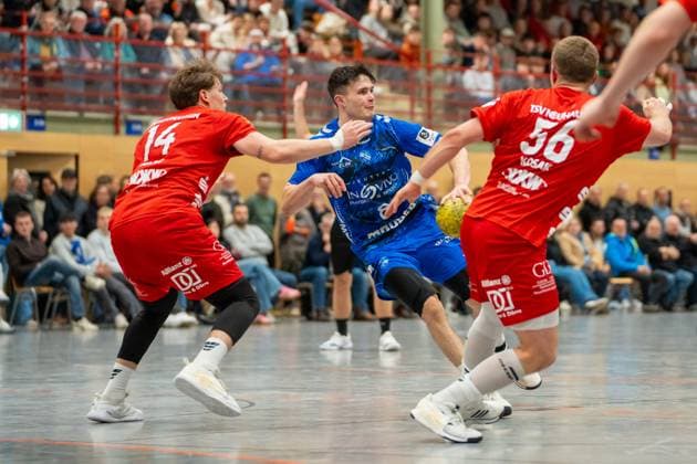 Handball I Men I Season 2025 2026 I 3 League I 12 Matchday I TV Bittenfeld 2 TSV Neuhausen Filder 1898 I 21 11 2025 Jan Luca Mauch 8, TV Bittenfeld 2 with ball, Tobias Haag 14, TSv Neuhausen in defense Waiblingen Gemeindehalle Bittenfeld Baden Württemberg Germany Copyright: xLobeca MaxxPetershansx