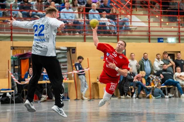 Handball I Men I Season 2025 2026 I 3 League I 12 Matchday I TV Bittenfeld 2 TSV Neuhausen Filder 1898 I 21 11 2025 Simon Kosak 56, TSV Neuhausen throwing against Nick Lehmann 22, TV Bittenfeld in goal Waiblingen Gemeindehalle Bittenfeld Baden Württemberg Germany Copyright: xLobeca MaxxPetershansx
