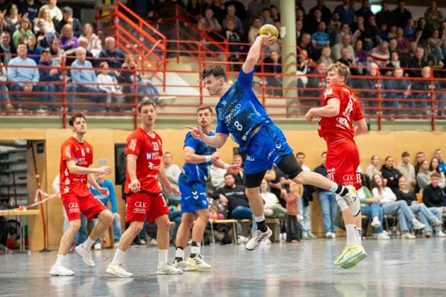 Handball I Men I Season 2025 2026 I 3 League I 12 Matchday I TV Bittenfeld 2 TSV Neuhausen Filder 1898 I 21 11 2025 Jan Luca Mauch 8, TV Bittenfeld 2 im Wurf Waiblingen Gemeindehalle Bittenfeld Baden Württemberg Germany Copyright: xLobeca MaxxPetershansx