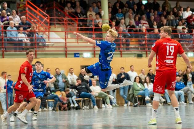 Handball I Men I Season 2025 2026 I 3 League I 12 Matchday I TV Bittenfeld 2 TSV Neuhausen Filder 1898 I 21 11 2025 Fabian Lucas 27, TV Bittenfeld 2 im Wurf Waiblingen Gemeindehalle Bittenfeld Baden Württemberg Germany Copyright: xLobeca MaxxPetershansx