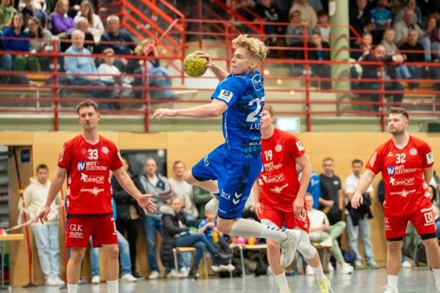 Handball I Men I Season 2025 2026 I 3 League I 12 Matchday I TV Bittenfeld 2 TSV Neuhausen Filder 1898 I 21 11 2025 Fabian Lucas 27, TV Bittenfeld 2 im Wurf Waiblingen Gemeindehalle Bittenfeld Baden Württemberg Germany Copyright: xLobeca MaxxPetershansx