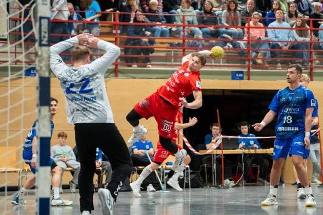 Handball I Men I Season 2025 2026 I 3 League I 12 Matchday I TV Bittenfeld 2 TSV Neuhausen Filder 1898 I 21 11 2025 Tobias Haag 14, TSV Neuhausen im Wurf Waiblingen Gemeindehalle Bittenfeld Baden Württemberg Germany Copyright: xLobeca MaxxPetershansx