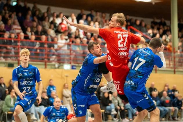 Handball I Men I Season 2025 2026 I 3 League I 12 Matchday I TV Bittenfeld 2 TSV Neuhausen Filder 1898 I 21 11 2025 Luis Sommer 27, TSV Neuhausen in throwing, Alexander Bischoff 18, TV Bittenfeld 2 and Pierre Freudl 17, TV Bittenfeld in defense Waiblingen Gemeindehalle Bittenfeld Baden Württemberg Germany Copyright: xLobeca MaxxPetershansx