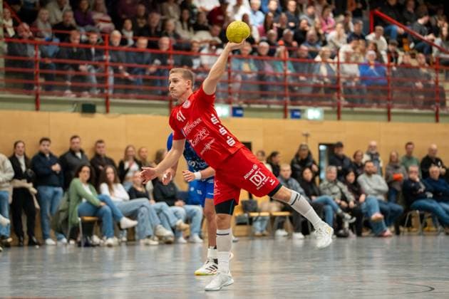 Handball I Men I Season 2025 2026 I 3 League I 12 Matchday I TV Bittenfeld 2 TSV Neuhausen Filder 1898 I 21 11 2025 Philipp Keppeler 41, TSV Neuhausen at the seven-meter Waiblingen Community Hall Bittenfeld Baden Württemberg Germany Copyright: xLobeca MaxxPetershansx
