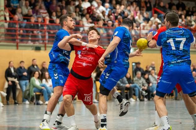 Handball I Men I Season 2025 2026 I 3 League I 12 Matchday I TV Bittenfeld 2 TSV Neuhausen Filder 1898 I 21 11 2025 Glenn Vincent Baumann 24, TSV Neuhausen defended in the middle by Alexander Bischoff 18, TV Bittenfeld 2 and Jan Luca Mauch 8, TV Bittenfeld 2 Waiblingen Gemeindehalle Bittenfeld Baden Württemberg Germany Copyright: xLobeca MaxxPetershansx