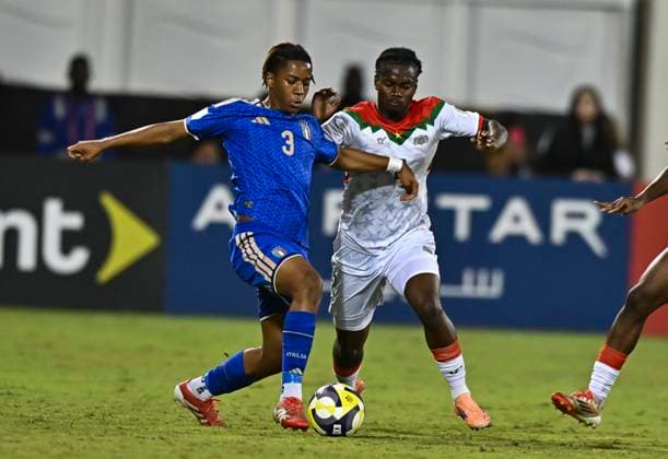 Italy v Burkina Faso : Quarter-final- FIFA U-17 World Cup Qatar 2025 Jean Mambuku of Italy and Ousmane Ouedraogo of Burkina Faso in action during the FIFA U-17 World Cup Qatar 2025 Quarter-final match between Italy and Burkina Faso in Doha, Qatar, on November 21, 2025. DOHA Qatar Copyright: xNOUSHADxTHEKKAYILx