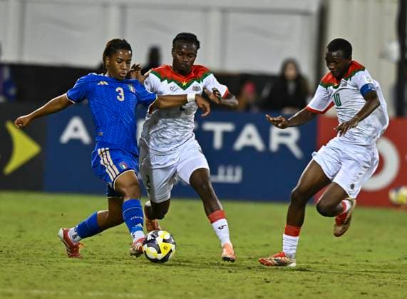 Italy v Burkina Faso : Quarter-final- FIFA U-17 World Cup Qatar 2025 Jean Mambuku of Italy and Ousmane Ouedraogo of Burkina Faso in action during the FIFA U-17 World Cup Qatar 2025 Quarter-final match between Italy and Burkina Faso in Doha, Qatar, on November 21, 2025. DOHA Qatar Copyright: xNOUSHADxTHEKKAYILx